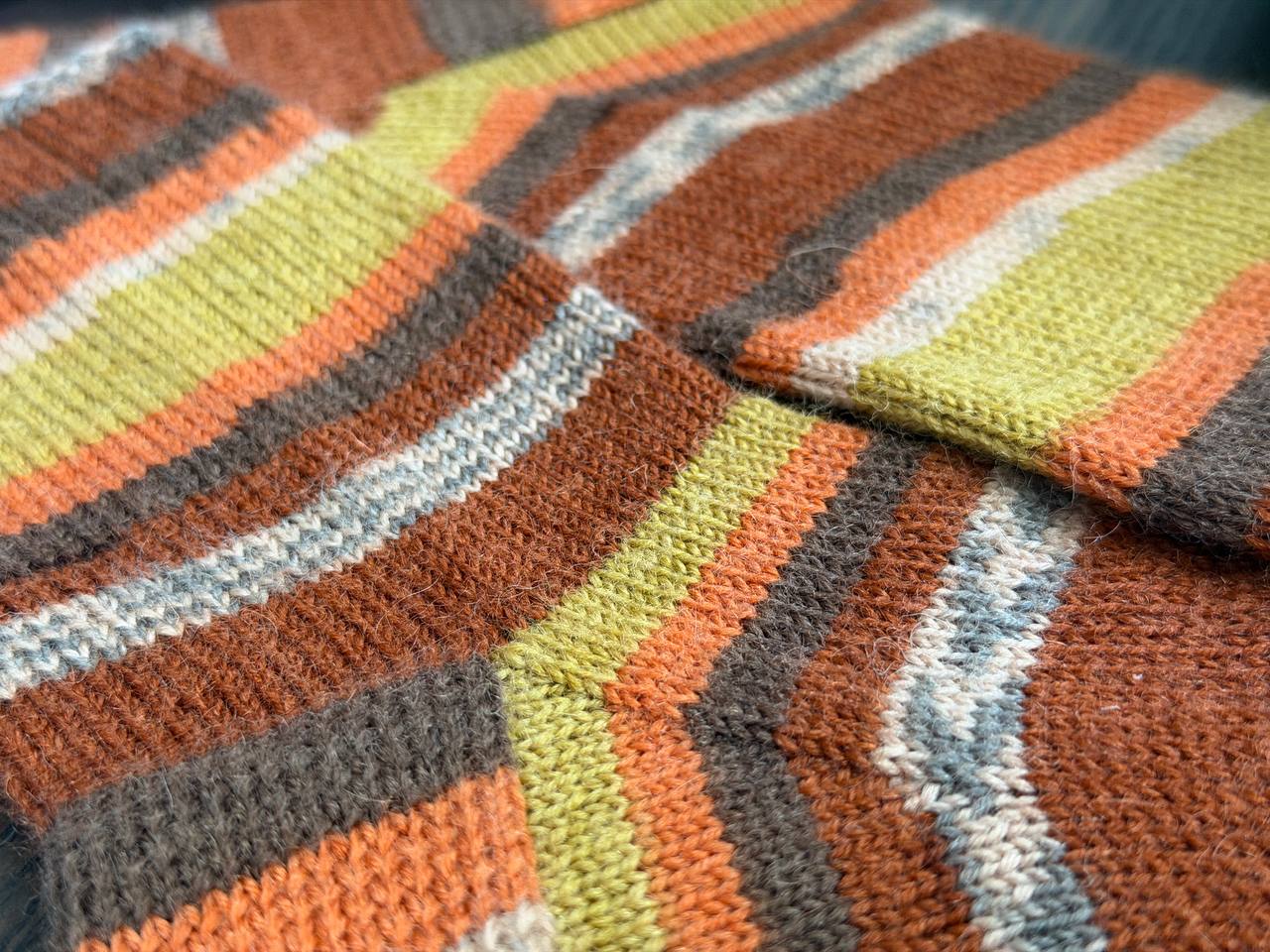 Calze alte a righe lavorate a mano nei colori dell’autunno
