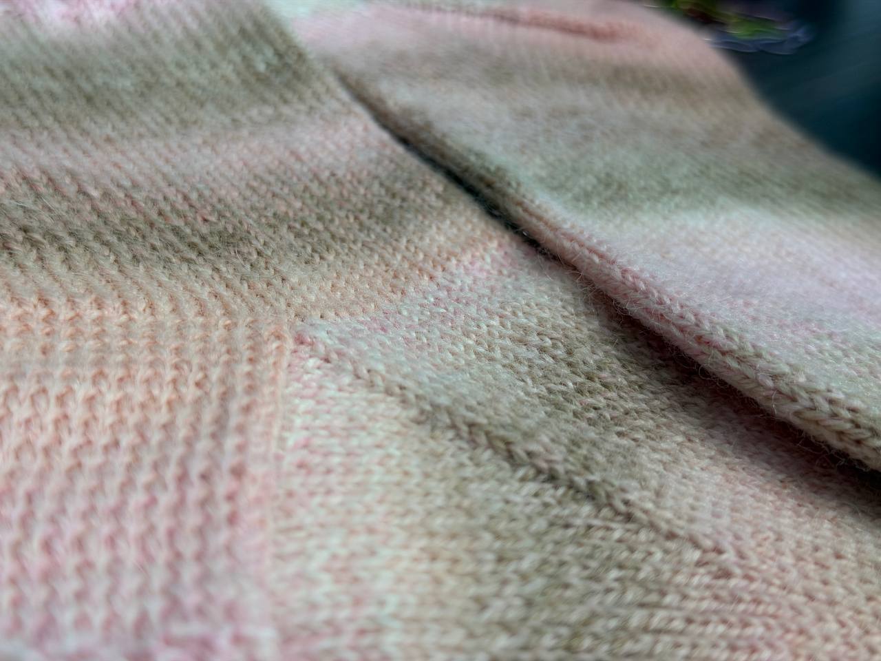 Calze lavorate a mano con una delicata sfumatura pastello